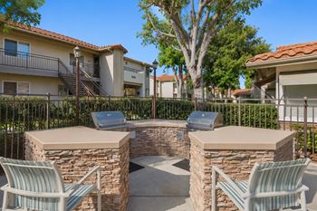 Outdoor grilling & picnic lounge
